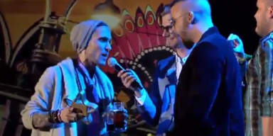 Rapper zeigt Penis auf Bühne!