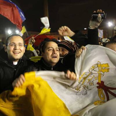 Weißer Rauch über Vatikan