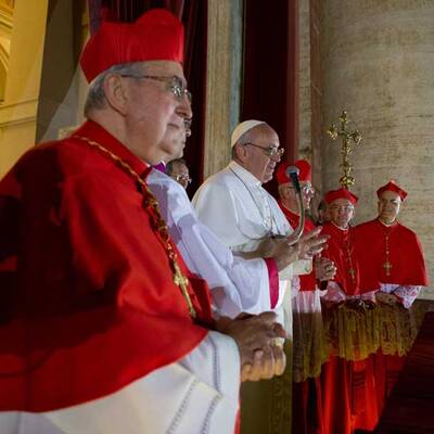 Weißer Rauch über Vatikan