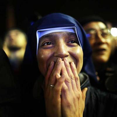 Weißer Rauch über Vatikan