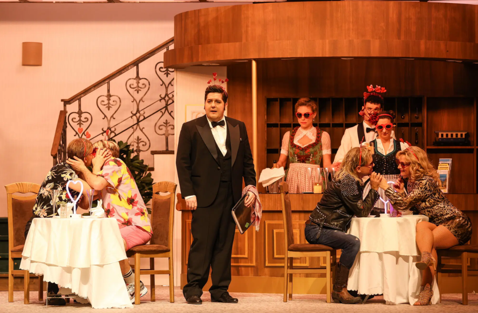 Schmidt und Palfrader checken „Im weißen Rössl“ ein