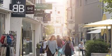 Mit Freundin auf Schn&auml;ppchenjagd gehen