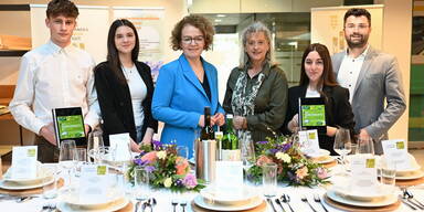 (v.l.n.r.) Sch&uuml;ler Simon Rei&szlig;, Sch&uuml;lerin Lea Vikovic, Bildungs-Landesr&auml;tin Christiane Teschl-Hofmeister, Landesschulinspektorin Agnes Karpf-Riegler, Sch&uuml;lerin Sarah Hartl und Abteilungsvorstand Wolfgang Funder von der LFS Hollabrunn&nbsp;