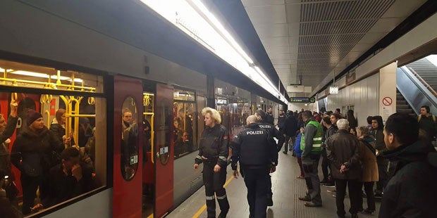 Bewaffneter in McDonald´s legt Westbahnhof lahm