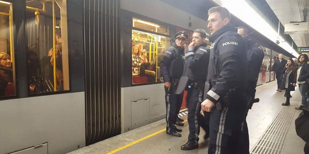 Bewaffneter in McDonald´s legt Westbahnhof lahm