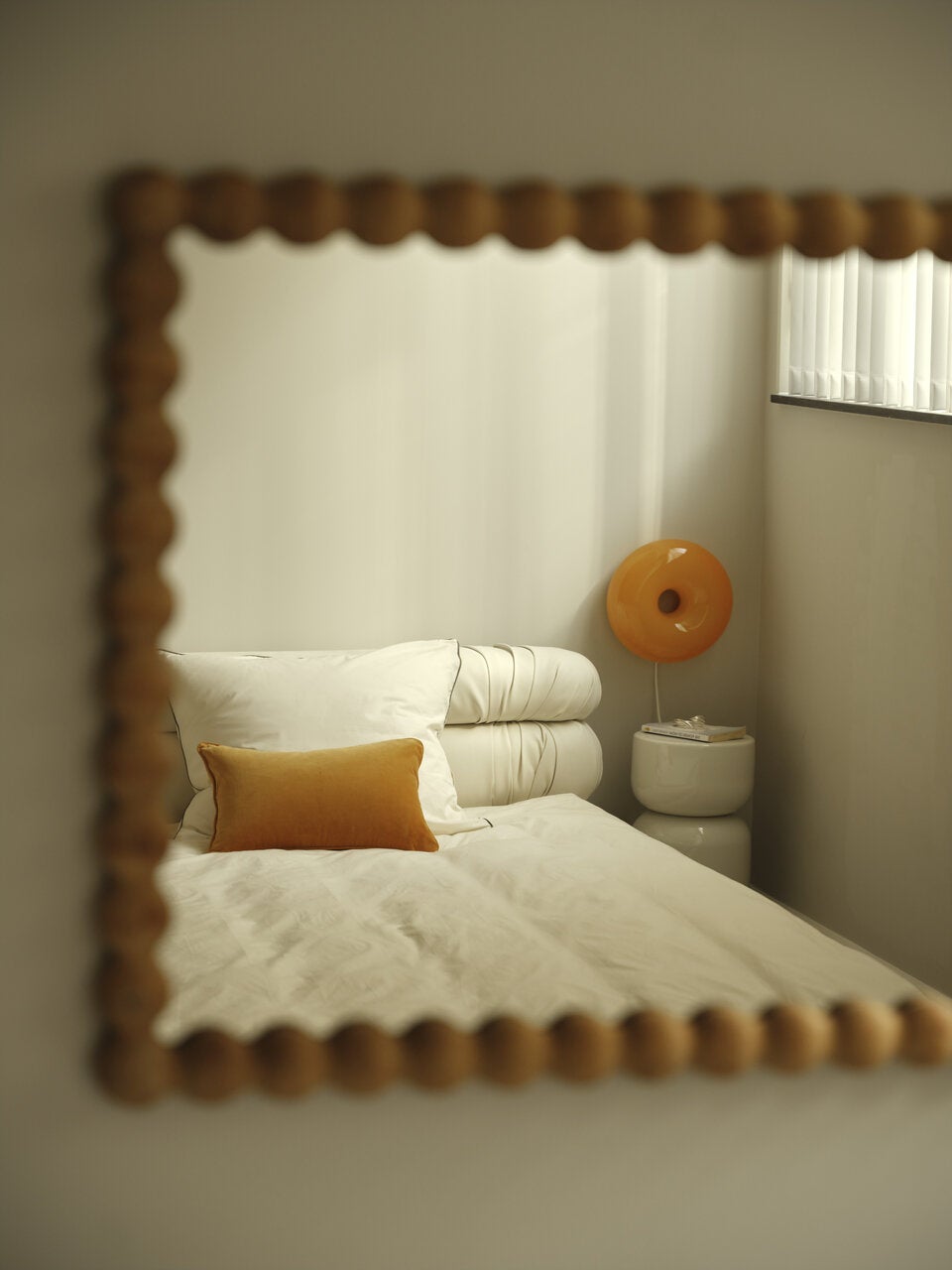 Bequeme Materialien und monochrome Farben auch im Schlafzimmer.