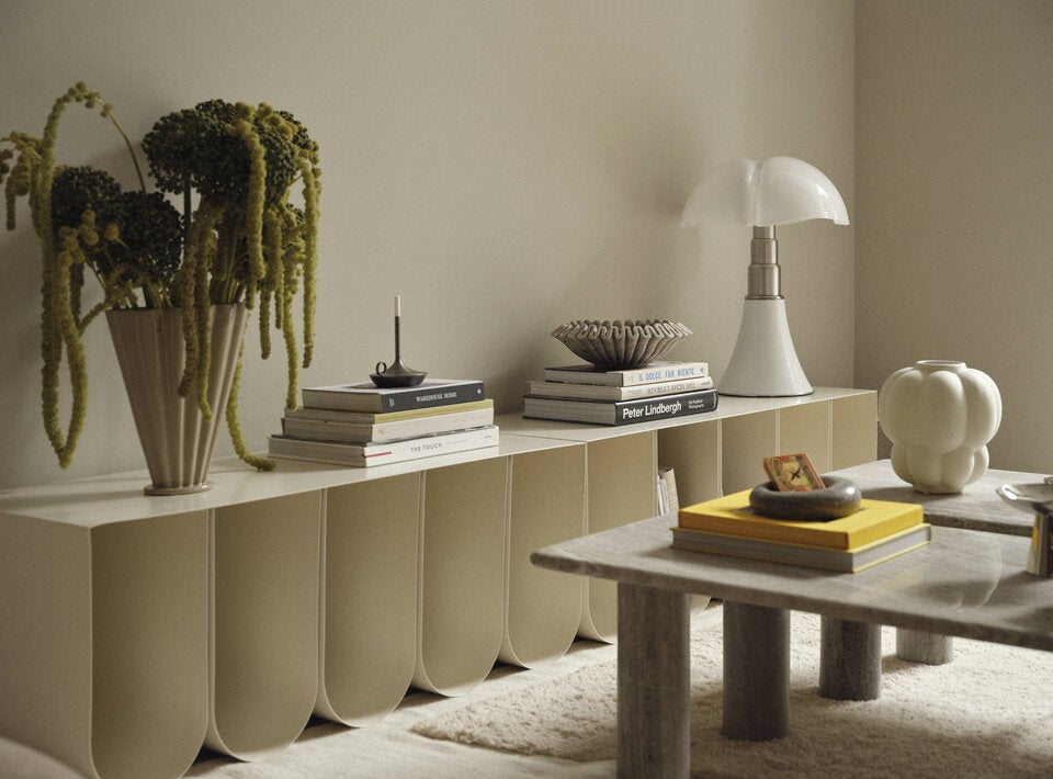 Die stylische wie praktische Metall-Sitzbank Curved (von Westwing) ist ein Eyecatcher.