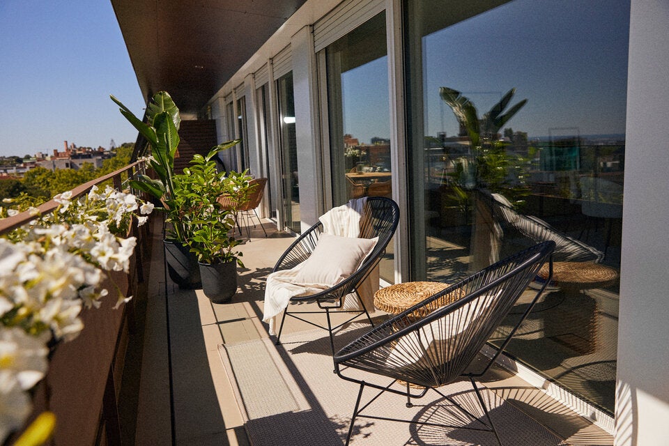 Auf der sonnigen Terrasse mit Blick über Barcelona kann in den stylischen Bahia-Loungesesseln gechillt werden.