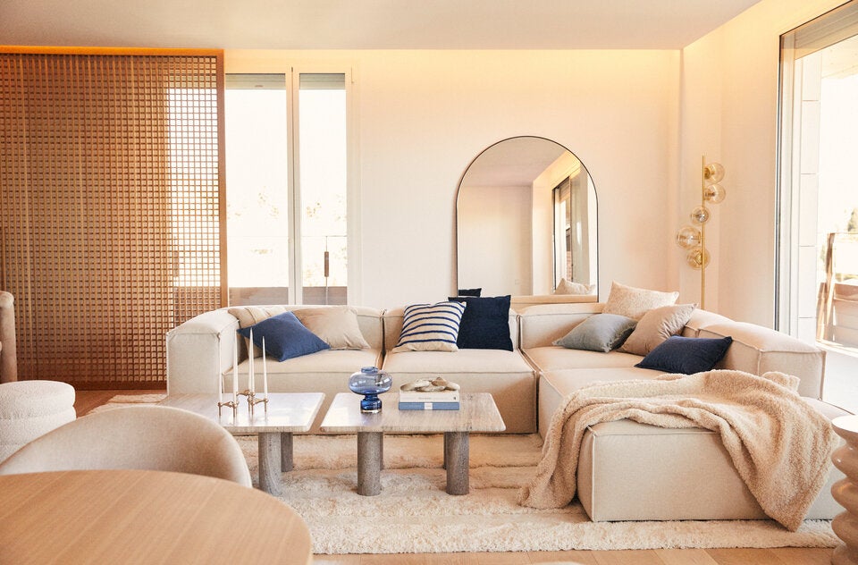 Derzeit kickt er in Deutschland bei der EURO. Danach kann İlkay Gündoğan wieder Kraft in seinem Penthouse tanken. Etwa auf dem großen Sofa Lennon von Westwing Collection.
