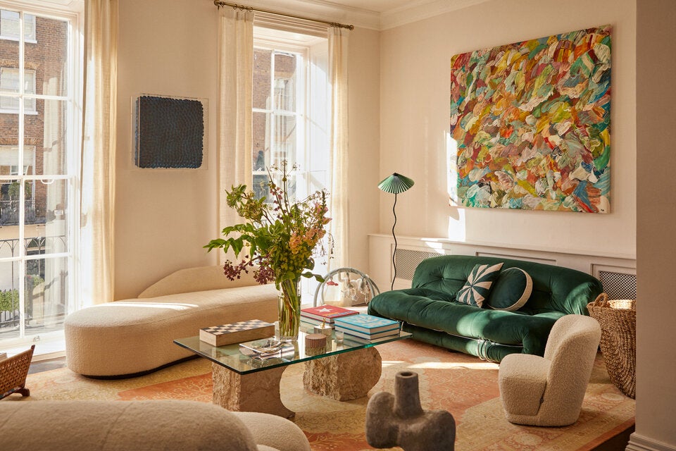 Das smaragdgrüne Samtsofa ist der Eyecatcher des Wohnzimmers.