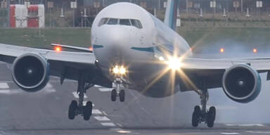 Flugzeuglandung bei schwerem Sturm