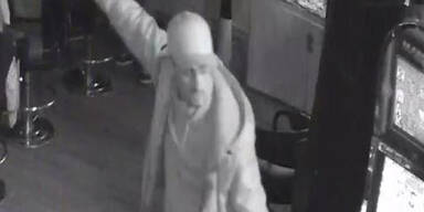 Zeugen gesucht: Räuberduo überfiel Wettlokal