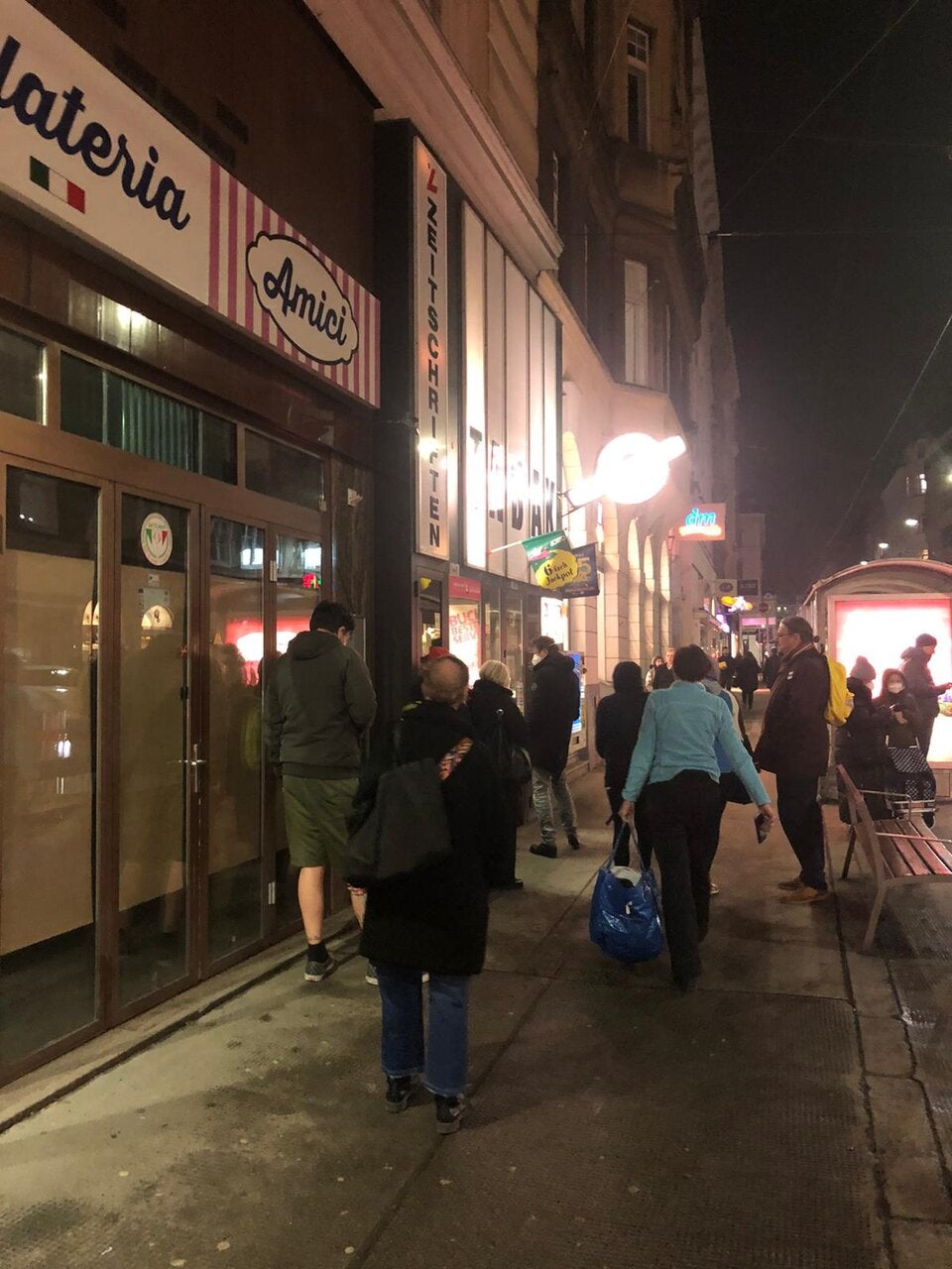 Sechsfach-Jackpot-Schlangen vor Trafiken