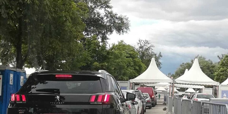 Schlange bei Teststraße in Wien