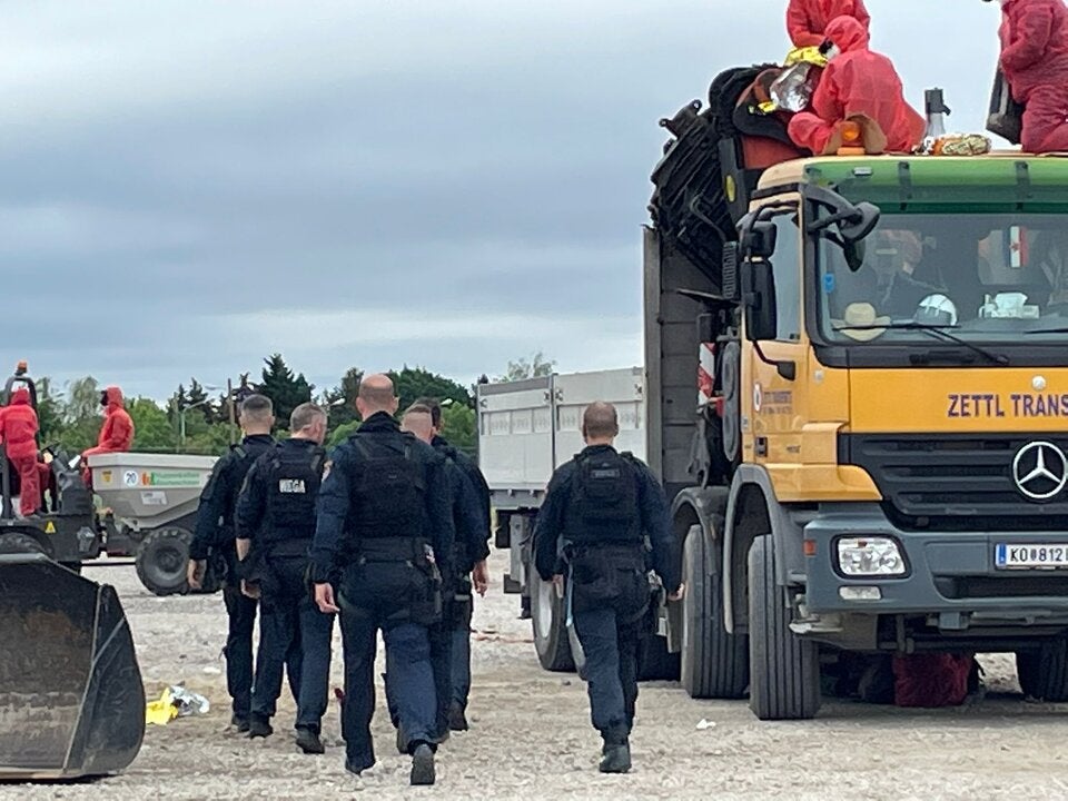 WEGA räumt besetzte Lobau-Baustelle