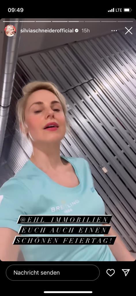 Silvia Schneider putzt ihren überfluteten Keller