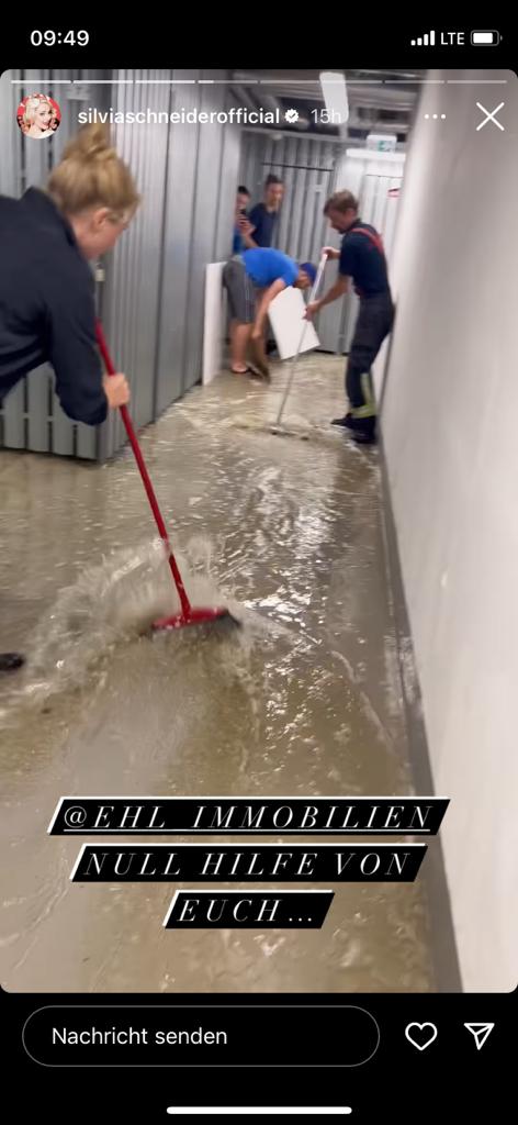 Silvia Schneider putzt ihren überfluteten Keller