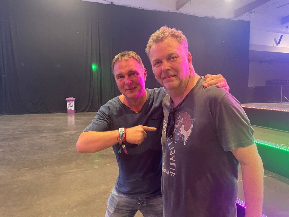 SPÖ-Chef Babler mit oe24-Reporter Zeidler am Frequency Festival