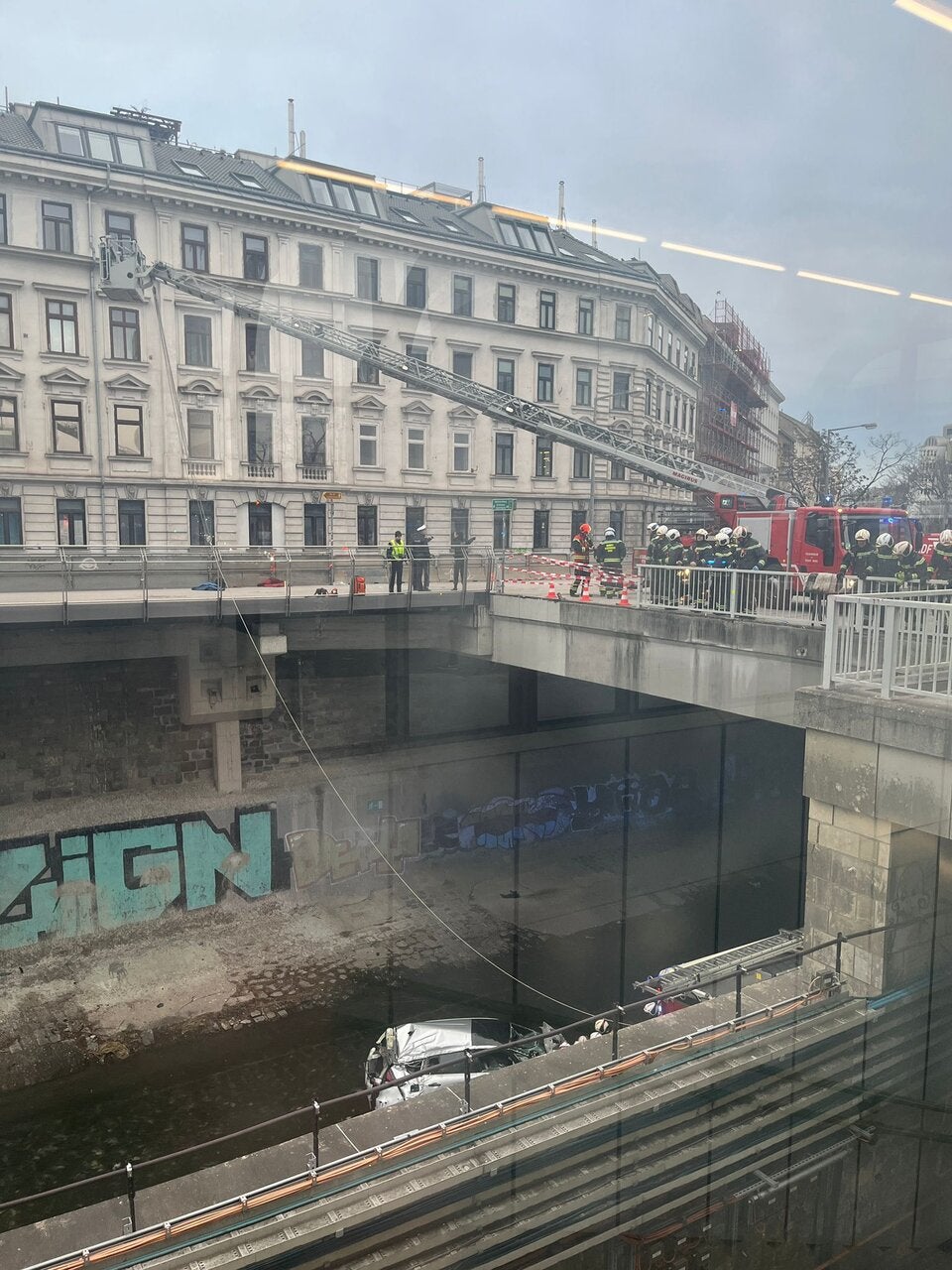 Autofahrer stürzt in Wienfluss