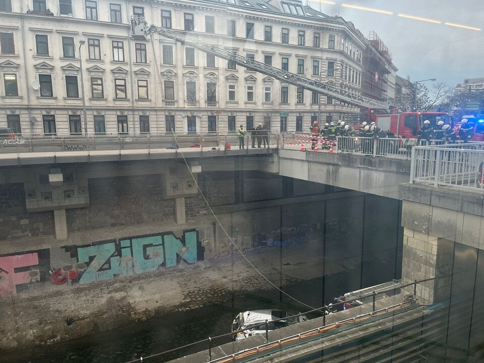 Autofahrer stürzt in Wienfluss