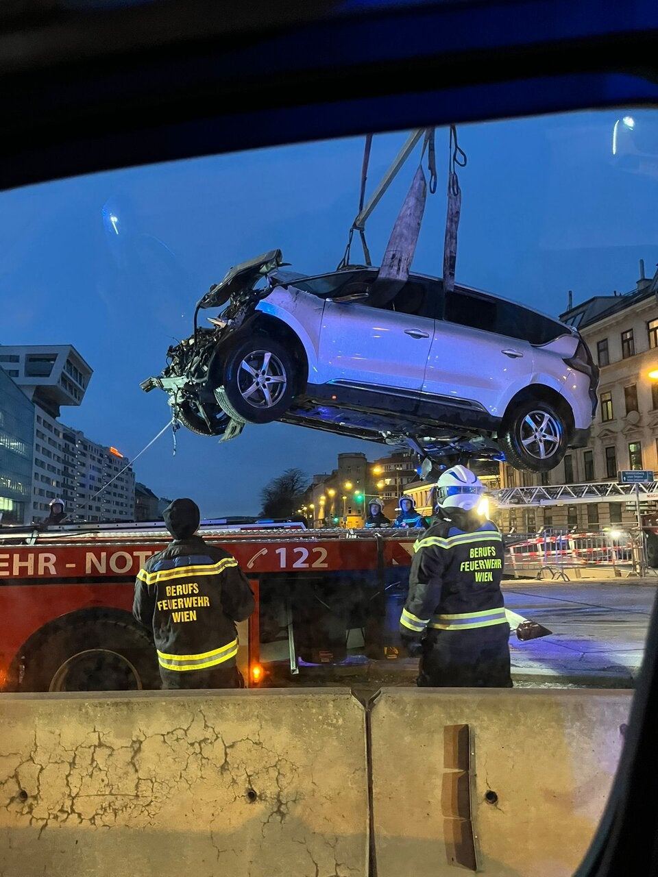 Auto stürzt in Wienfluss
