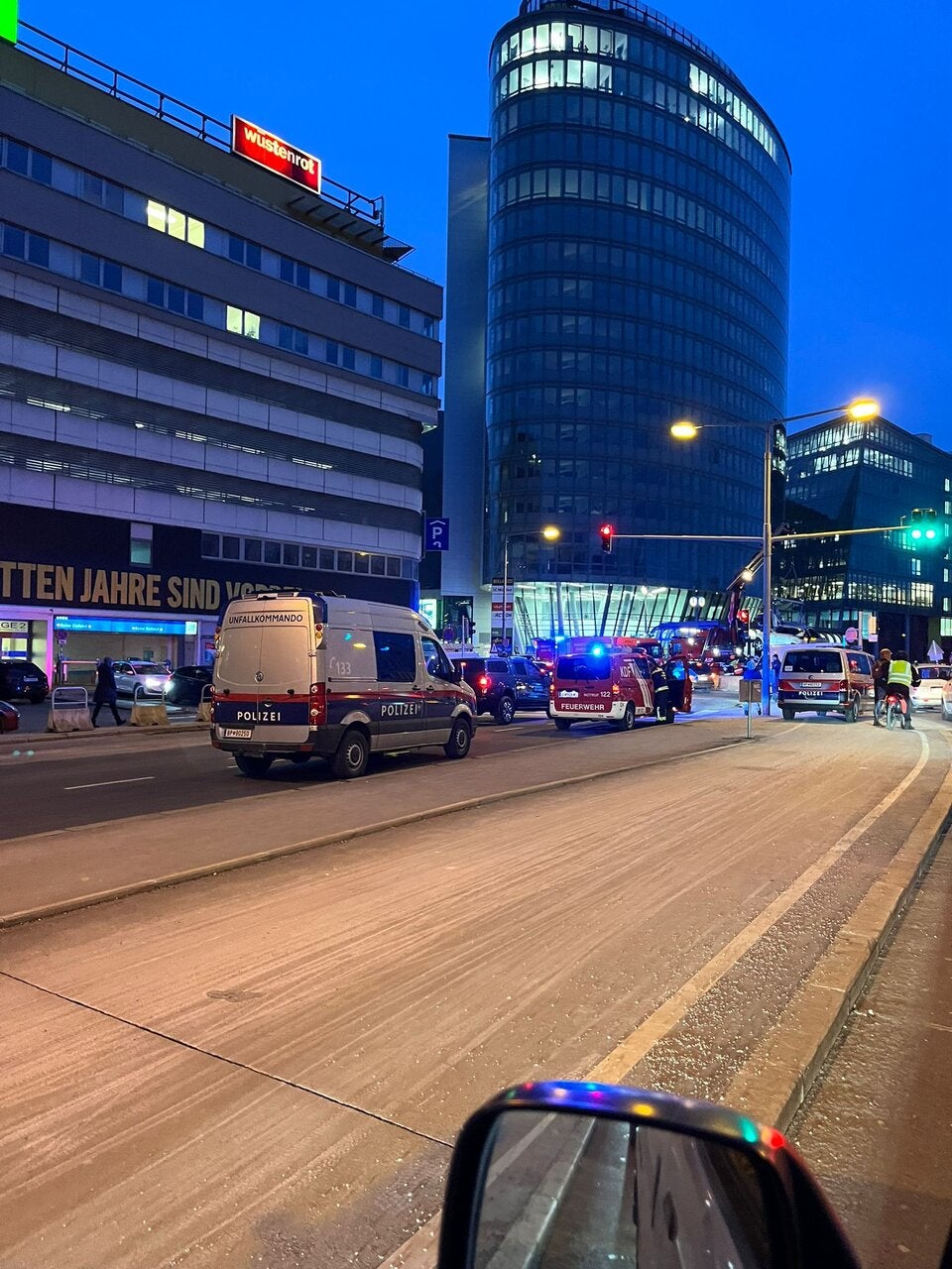 Auto stürzt in Wienfluss