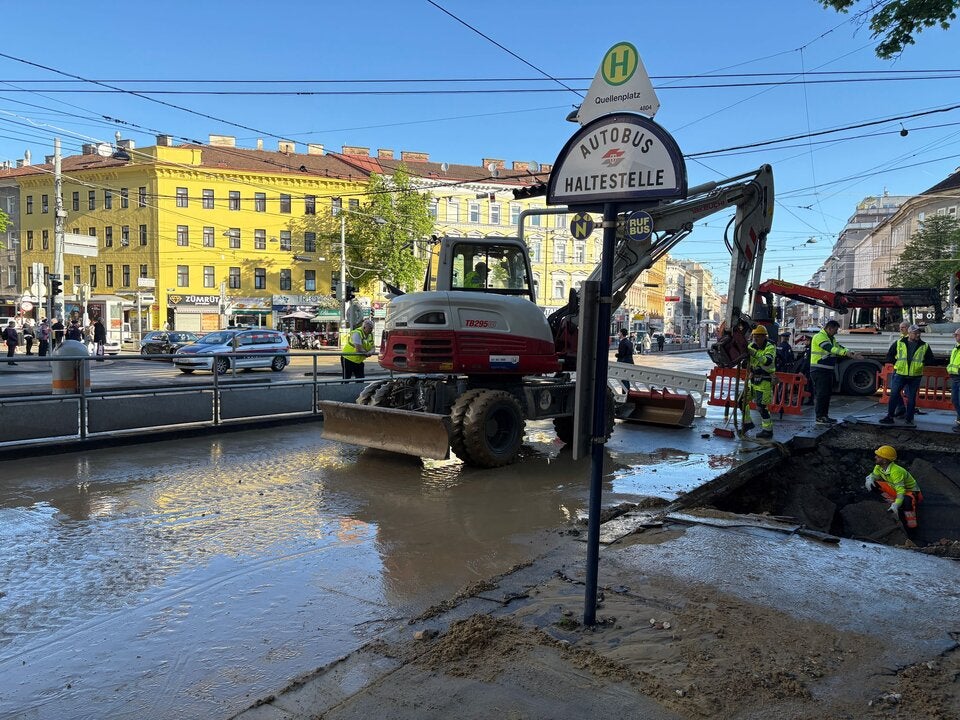 Riesiges Loch im Boden – Straßenbahnen fahren wieder