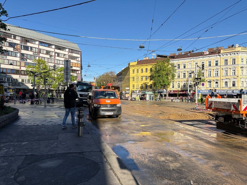 Riesiges Loch im Boden – Straßenbahnen fahren wieder
