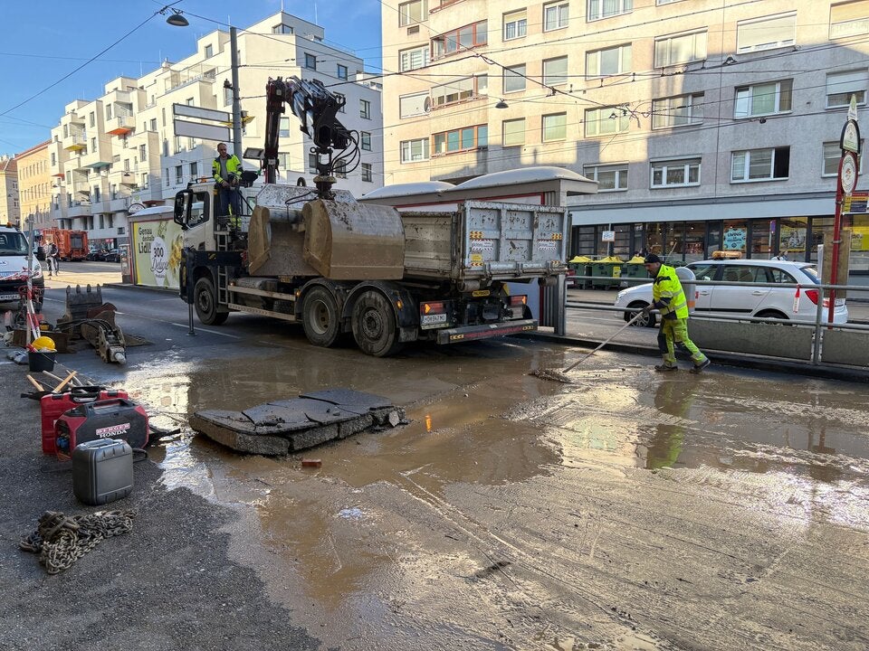 Riesiges Loch im Boden – Straßenbahnen fahren wieder