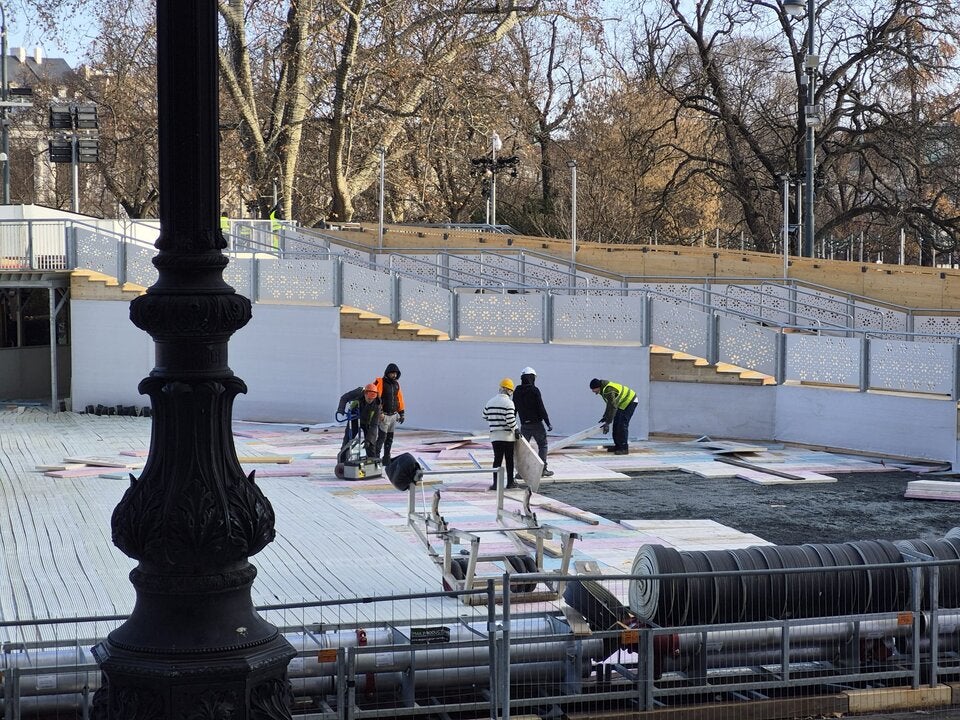 Aufbauarbeiten für Eistraum im Endspurt