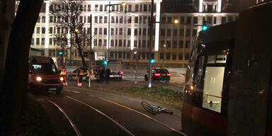 Horror-Unfall: Rettung crasht in Radfahrer