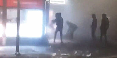 Wien-Favoriten: Vandalen lieferten sich Straßenschlacht mit Polizei | Neun Verdächtige - 16 Anzeigen