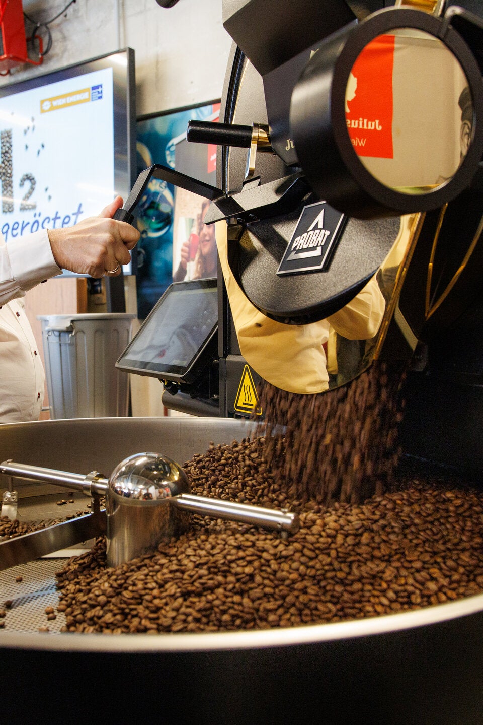 Julius Meinl Kaffee und Wien Energie nehmen ersten Wasserstoff-Kaffeeröster Österreichs in Betrieb.