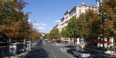 Mit Straßensperre: Neue Bewässerung für Innenstadt-Bäume