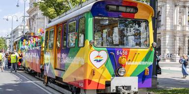 Wiener Linien bei der Pride Parade.