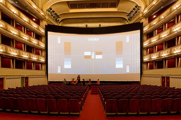 Imax-Kinoleinwand in der Staatsoper