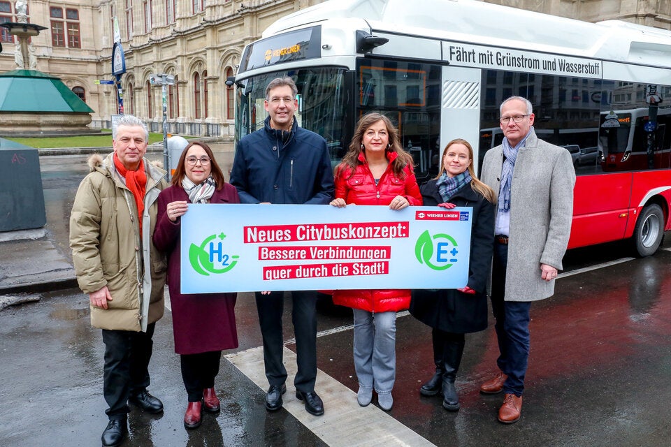 Gemeinderat Josef Taucher, Bezirksvorsteher-Stellvertreterin von Mariahilf Julia Lessacher, Bezirksvorsteher Innere Stadt Markus Figl, Öffi-Stadträtin Ulli Sima, Mobilitätssprecherin Angelika Pipal-Leixner und Stephan Lewisch, Leiter der Betrieblichen Planung bei den Wiener Linien.  