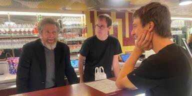Hollywood-Alarm in Wien: Willem Dafoe schenkte im Gartenbaukino ein