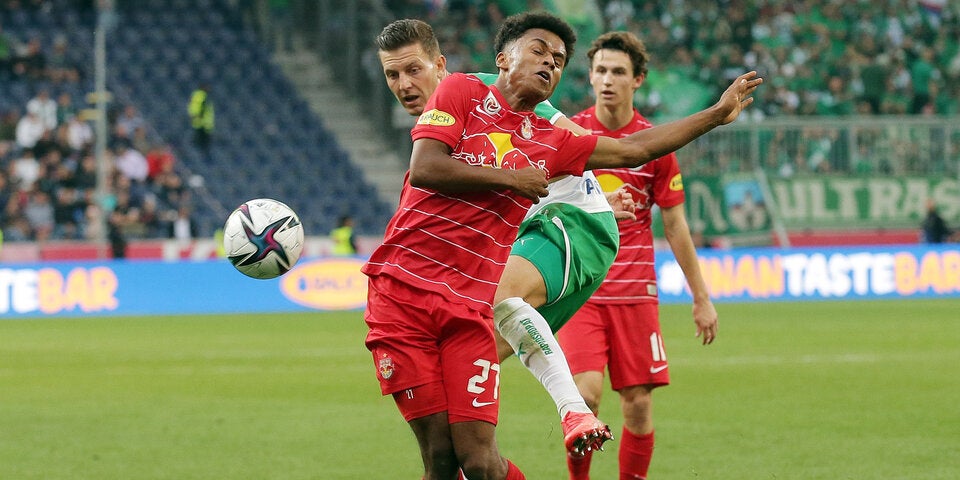 Die strittige Szene: Rapids Wimmer trifft Salzburg-Knipser Adeyemi.