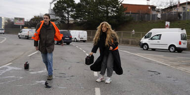 Klima-Kleberin rutscht auf eigener Ölspur aus