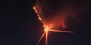 100-Meter-Windrad steht lichterloh in Flammen