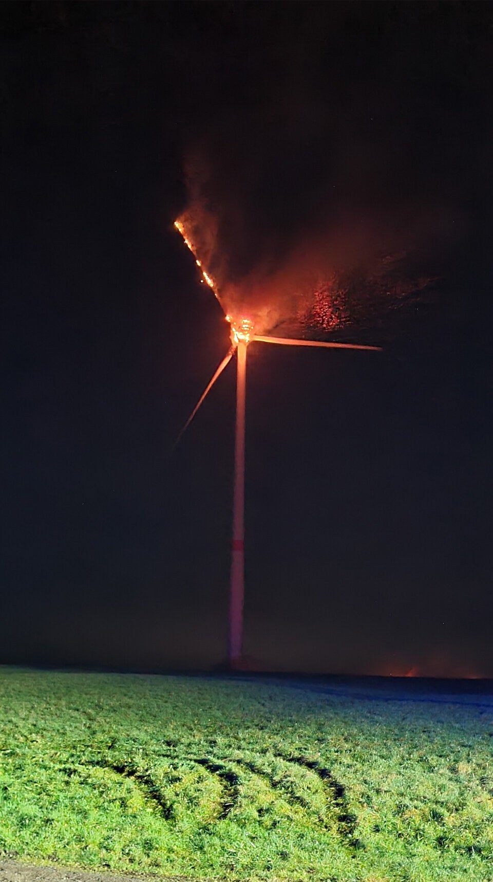 100-Meter-Windrad steht lichterloh in Flammen