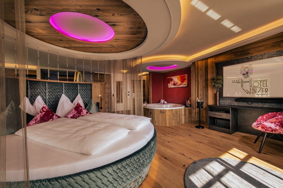 Hotel Winzer/St. Georgen im Attergau. Romantik-Suiten mit Whirlpool und Kaminfeuer für spezielle Kuschelmomente.