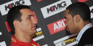Wladimir Klitschko (l.) will den Titel behalten