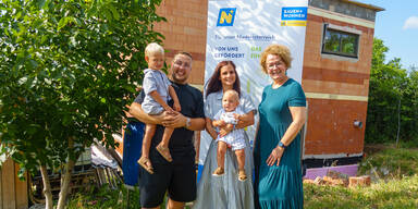 (v.l.n.r.): Leonardo, Eduoard Burlacu, Natalie Burlacu, Sebastian und Wohnbau-Landesr&auml;tin Christiane Teschl-Hofmeister&nbsp;