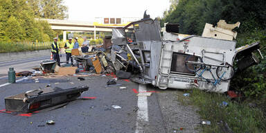 Wohnmobil auf A2  umgekippt