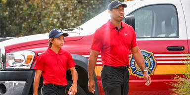 Tiger Woods gl&auml;nzt mit Sohn bei Turnier-Comeback