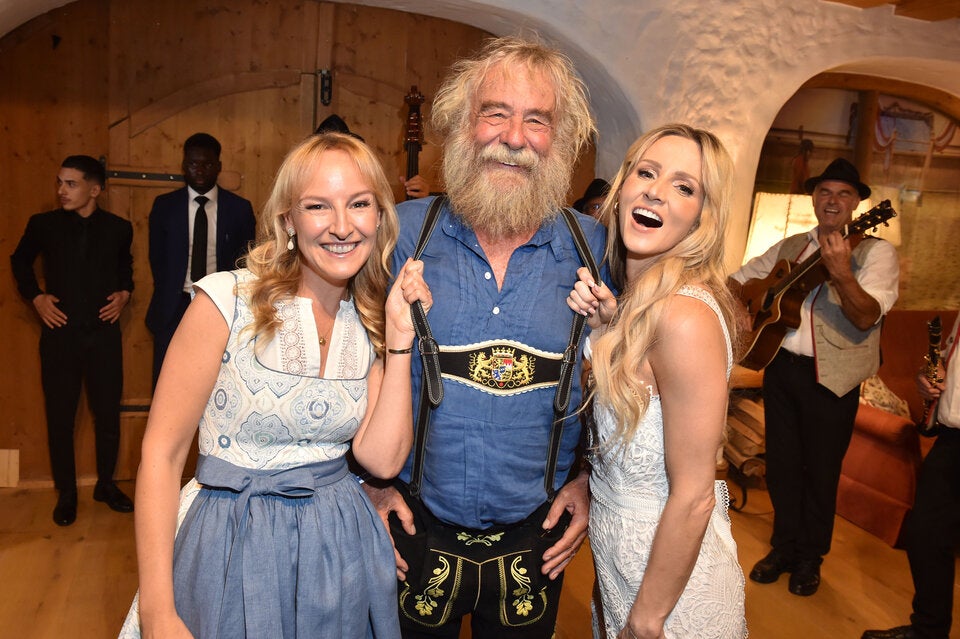 Ernst Prost posiert strahlend mit Maria Hauser und Melissa Naschenweng. 