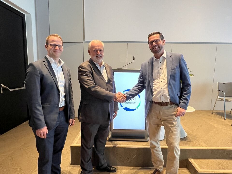 Peter Fuchs, Leiter Produktmanagement bei Würth (li.), und Johannes Stöckl, Würth Verkaufsleiter Industrie und Spezialisten (re.), freuten sich über die herzliche Aufnahme durch ÖGNI-Geschäftsführer Peter Engert.