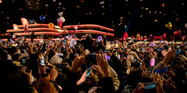 Tausende feierten in Wuhan riesige Silvester-Party miT Feuerwerk